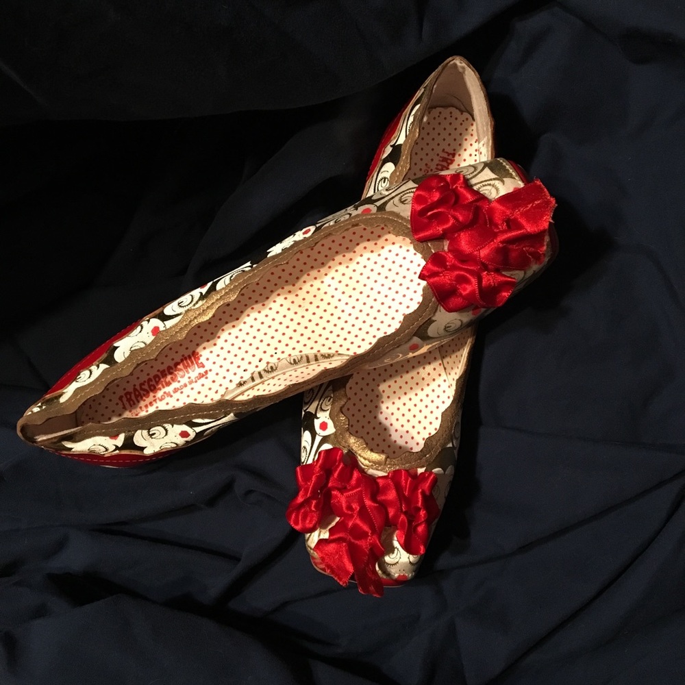 Unique Vera Gomma shoes with red bow and faces